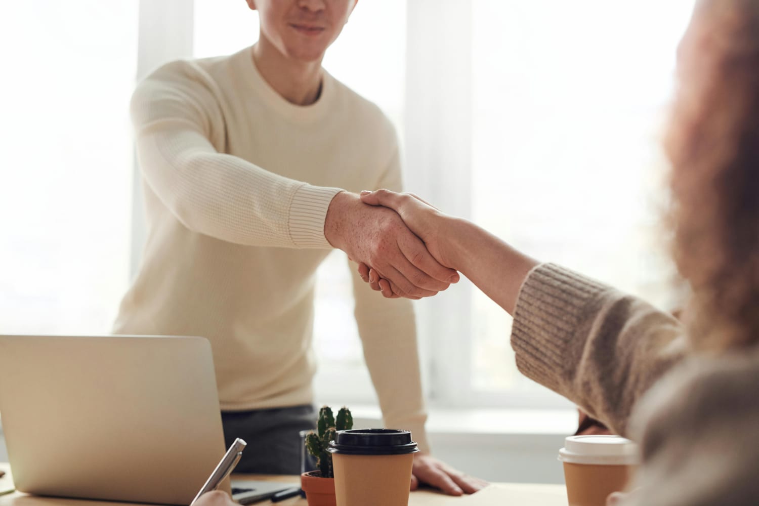 Hombre presentándose a una entrevista teniendo en cuenta los 10 consejos para entrevista de trabajo que ha recibido