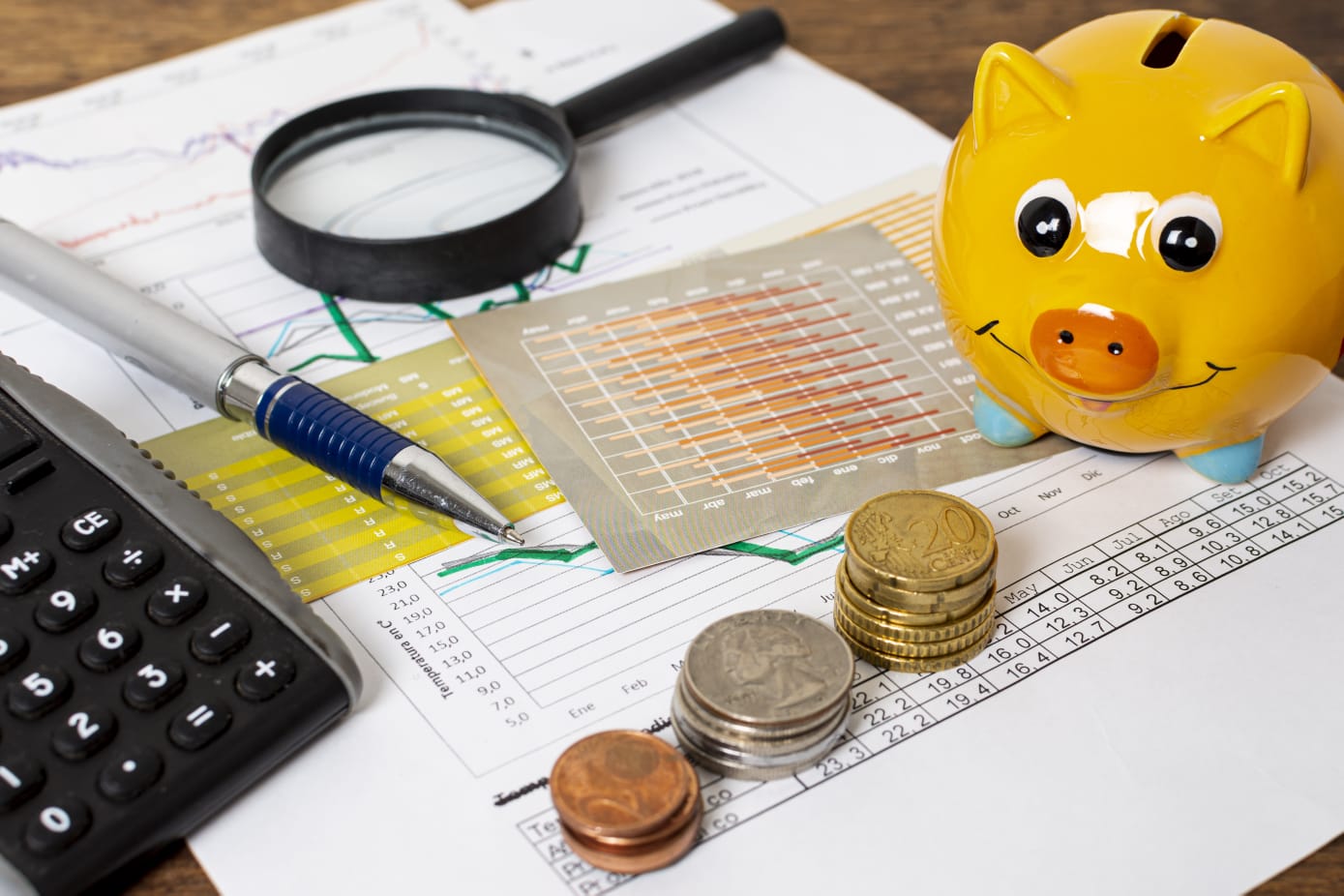 empleado calculando cuanto se redujo su sueldo por el regimen de sueldos y salarios