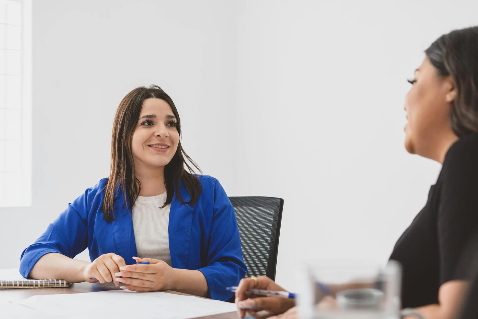 mujer en una entrevista laboral recordando los tipos de preguntas en una entrevista de trabajo y como responderlas