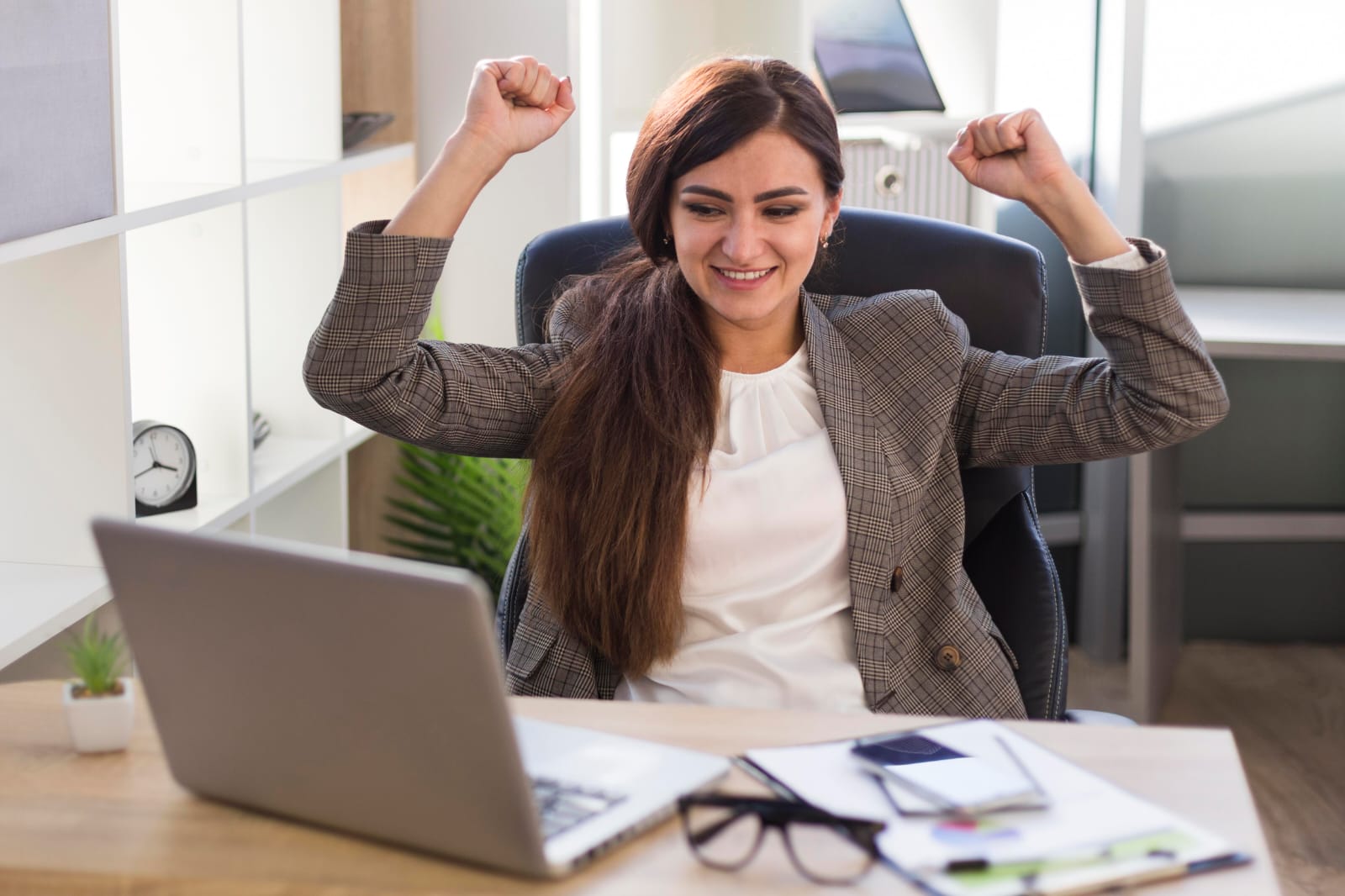 mujer feliz porque acaba de conseguir un nuevo trabajo con ConfiAbogado