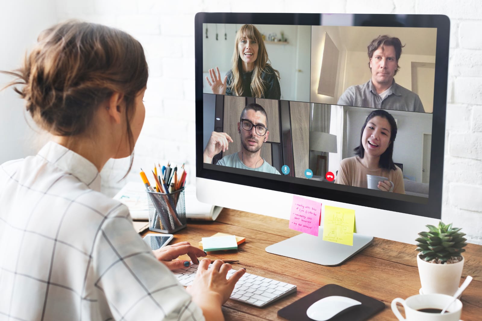 mujer joven realizando trabajo virtual mediante una videollamada